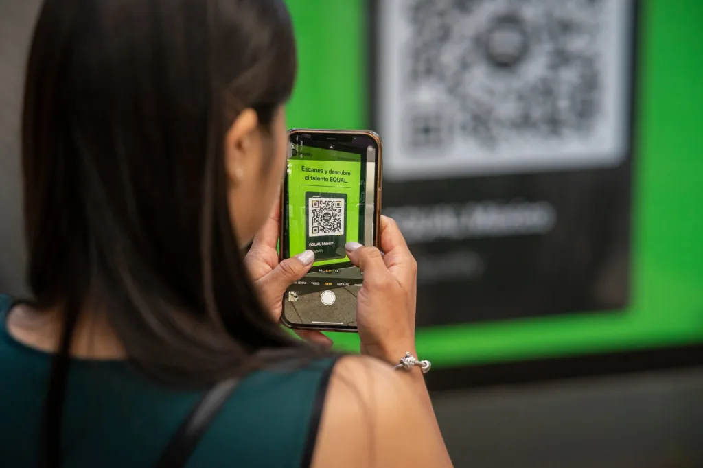 mujer con telefono en mano escaneando codigo qr