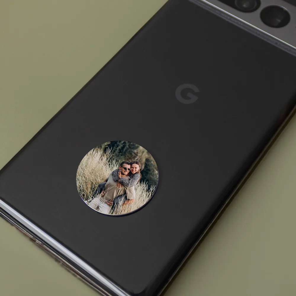 NFC Sticker geplakt op de achterkant van een mobiel met een opdruk van een stel